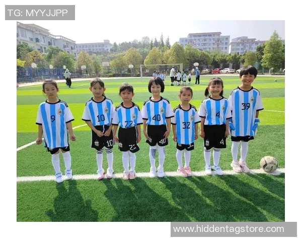 足球明星与小粉丝的温馨邂逅感动全场的瞬间 足球明星与小粉丝的温馨邂逅感动全场的瞬间